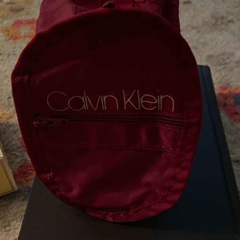 Calvin Klein red Round Cosmetic make up bag Pouch unused NEW zipper bag storage